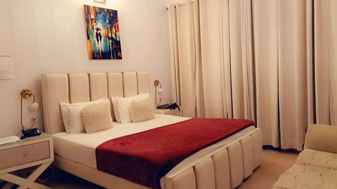 The Life Style Lodges Opp Centaurus Mall อิสลามาบัด ภายนอก รูปภาพ